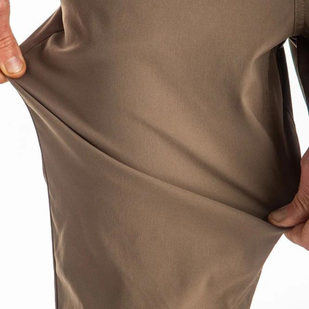 PANTALON 686 EVERYWHERE POUR HOMME couleur tobacco l'ahomme montre que le tissus est extensible