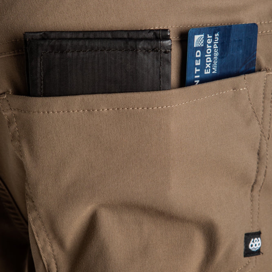PANTALON 686 EVERYWHERE POUR HOMME couleur tobacco gros plan sur la poche arrière droite contenant carte et porte feuille