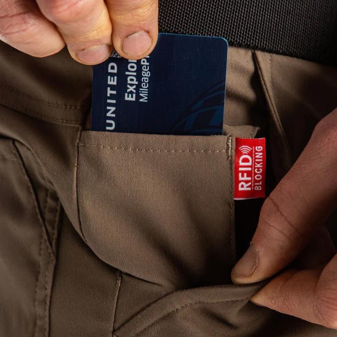 PANTALON 686 EVERYWHERE POUR HOMME couleur tobacco un homme range sa carte dans la poche à protection RFID