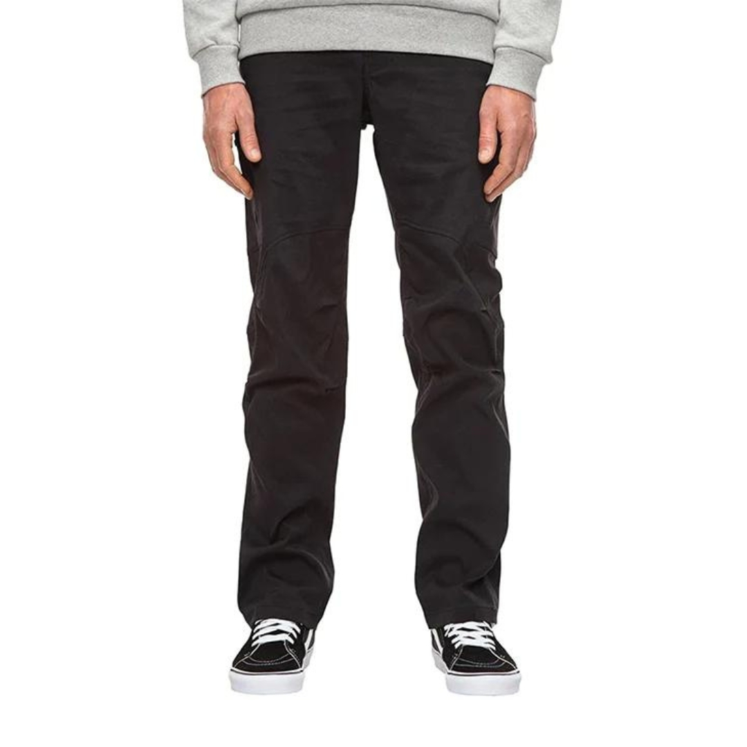 PANTALON DE PLEIN AIR 686 ANYTHING CARGO POUR HOMME COULEUR BLACK PORTÉ PAR UN HOMME VU DE LA TAILLE AUX PIEDS DE FACE AVEC LE PANTALON TOUT NOIR