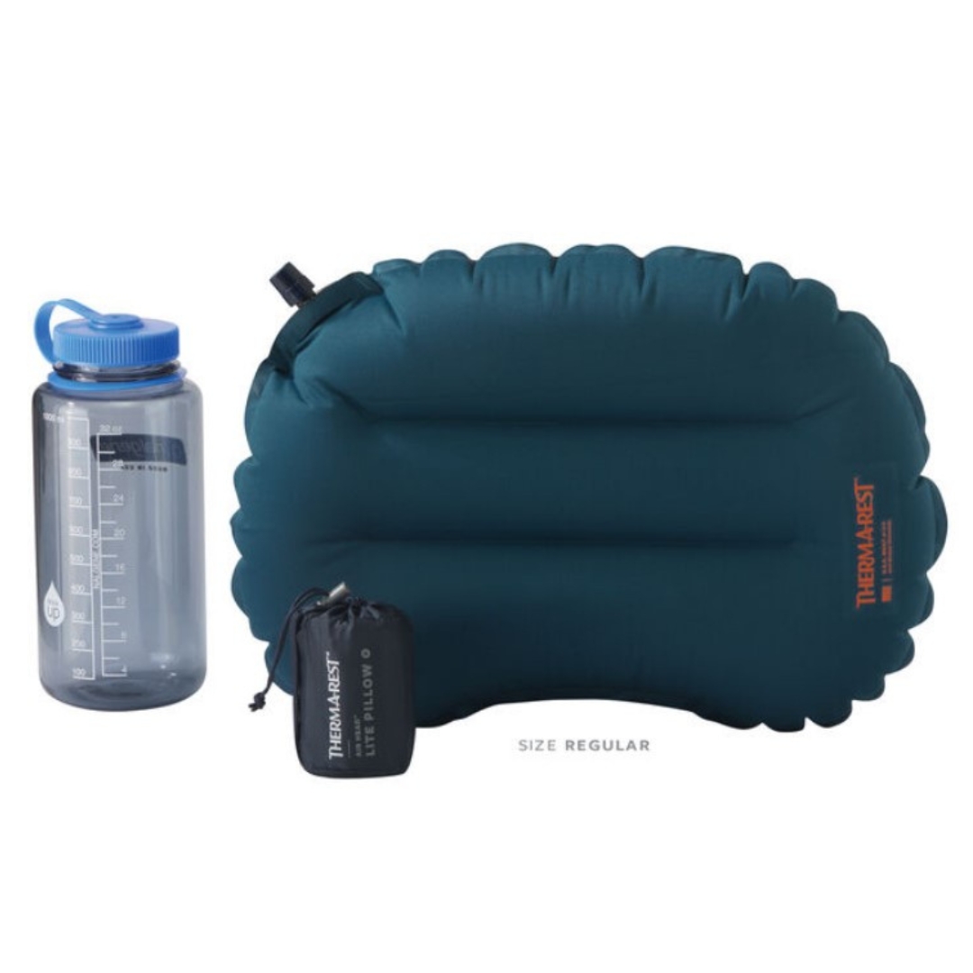 OREILLER DE CAMPING THERM-A-REST AIRHEAD LITE COULEUR DEEP PACIFIC OREILLER FORMAT RÉGULIER COMPARÉ A UNE BOUTEILLE D'EAU POUR LES DIMENSIONS