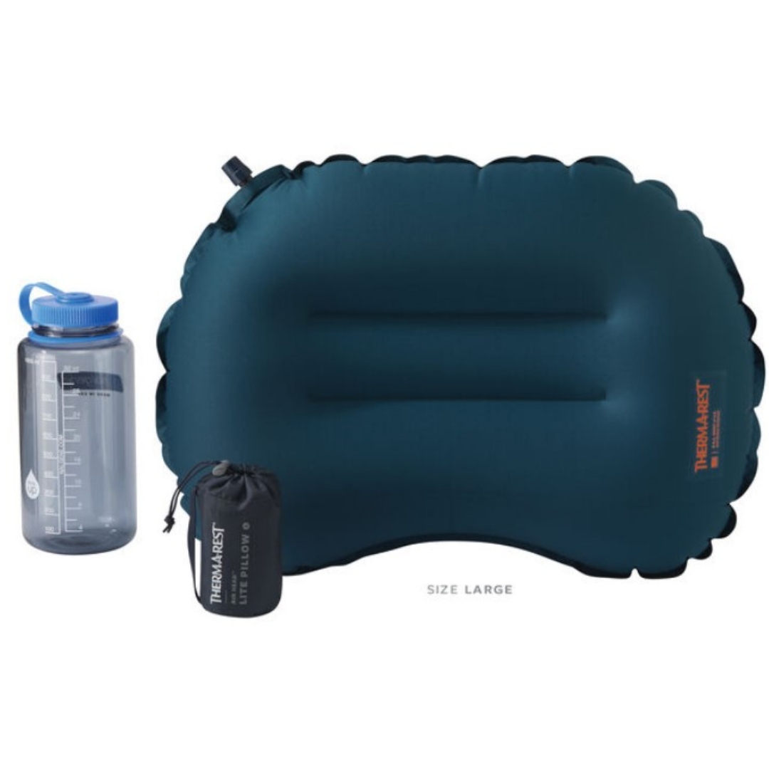 OREILLER DE CAMPING THERM-A-REST AIRHEAD LITE COULEUR DEEP PACIFIC OREILLER FORMAT LARGE COMPARÉ A UNE BOUTEILLE D'EAU POUR LES DIMENSIONS