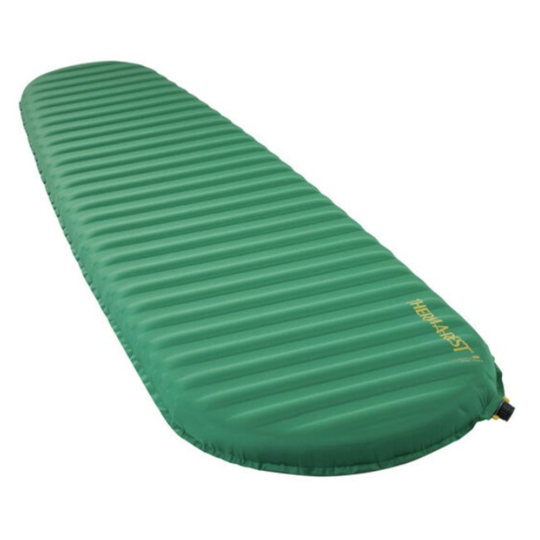 MATELAS DE CAMPING THERM-A-REST TRAIL PRO couleur pine vue à plat de biais avec la valve en bas à droite ainsi que le nom therm-a-rest en jaune près de la valve sur le matelas vert