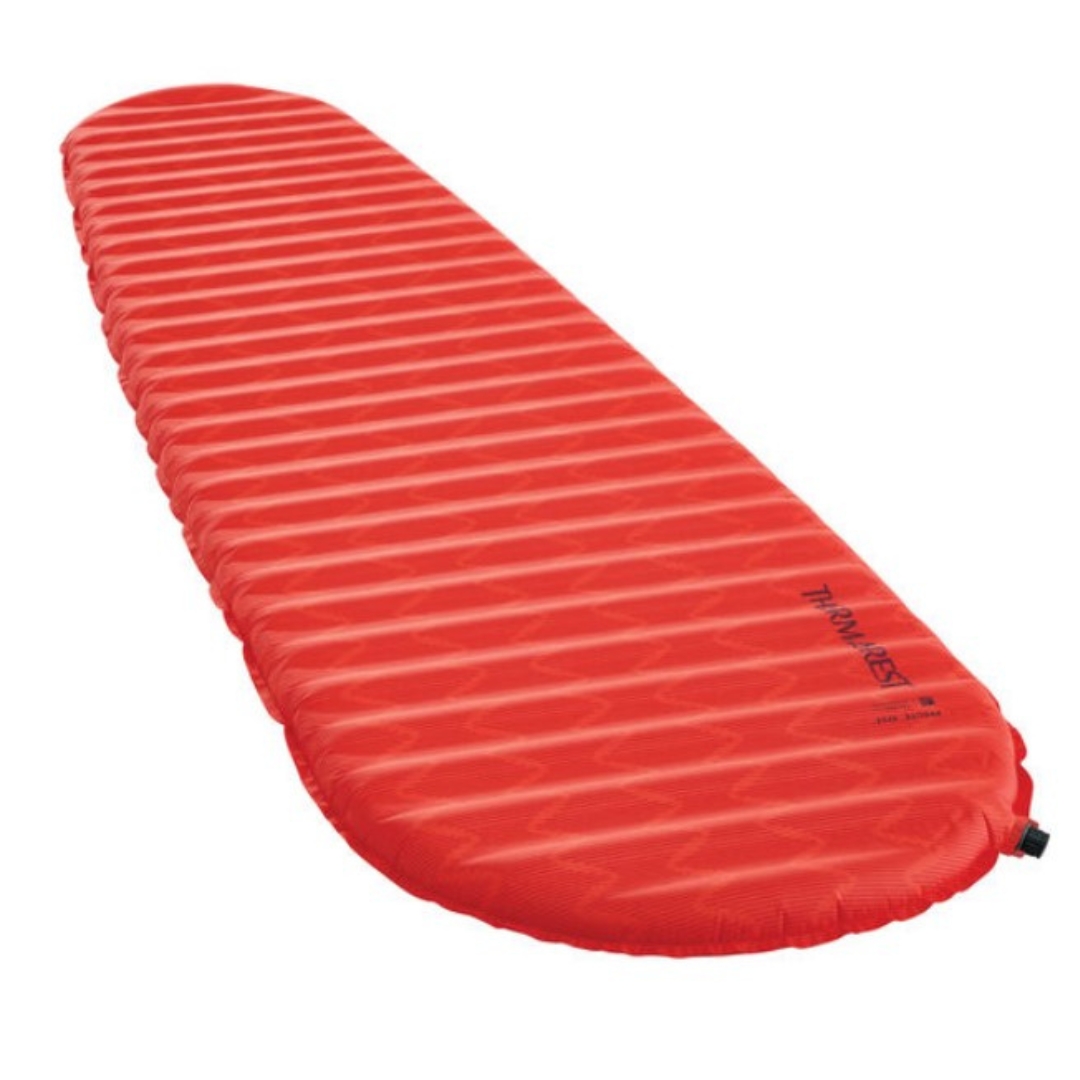 MATELAS DE CAMPING THERM-A-REST PROLITE APEX couleur heat wave vue à plat de biais avec la valve visibles au bas et le nom therm-a-rest en noir près de la valve