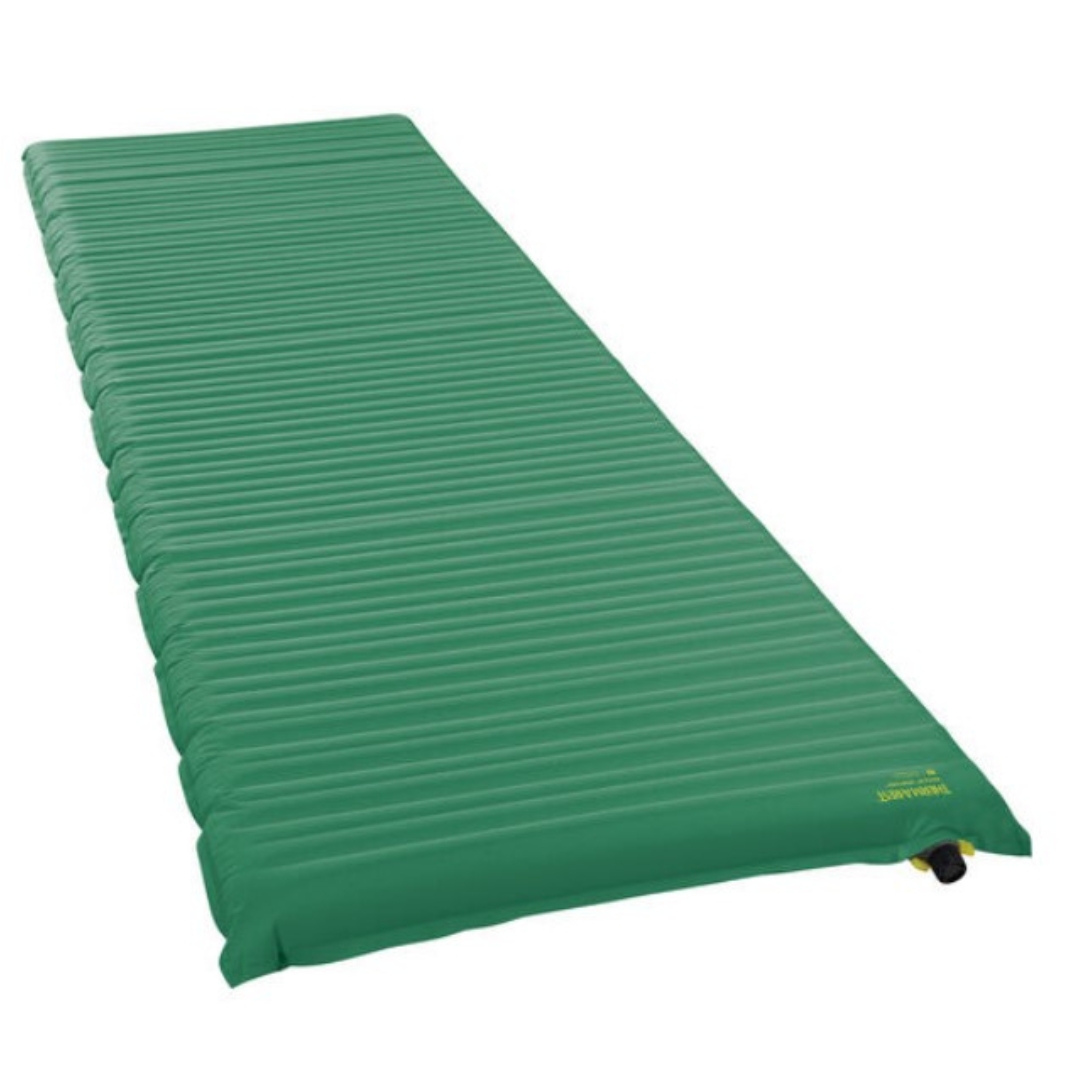 MATELAS DE CAMPING THERM-A-REST NEOAIR VENTURE  couleur pine vu à plat de biais matelas verts avec embossures