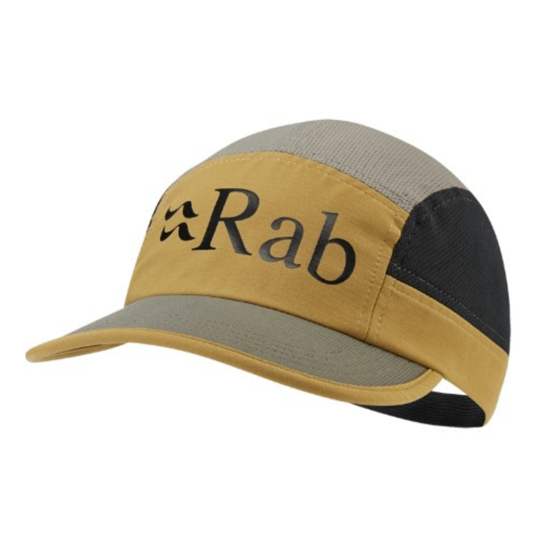 CASQUETTE RAB MOMENTUM 5 PANNEAUX POUR ADULTE COULEUR Footprint/Light Khaki VISIÈRE ET HAUT DE LA CASQUETTE GRISE, TOUR DE LA VISIÈRE ET BAS DE A CASQUETTE BEIGE DORÉ ET COTÉ DE LA CASQUETTE NOIR AVEC LOGO RAB ÉCRIT EN GROS AU DEVANT DE COULEUR NOIR