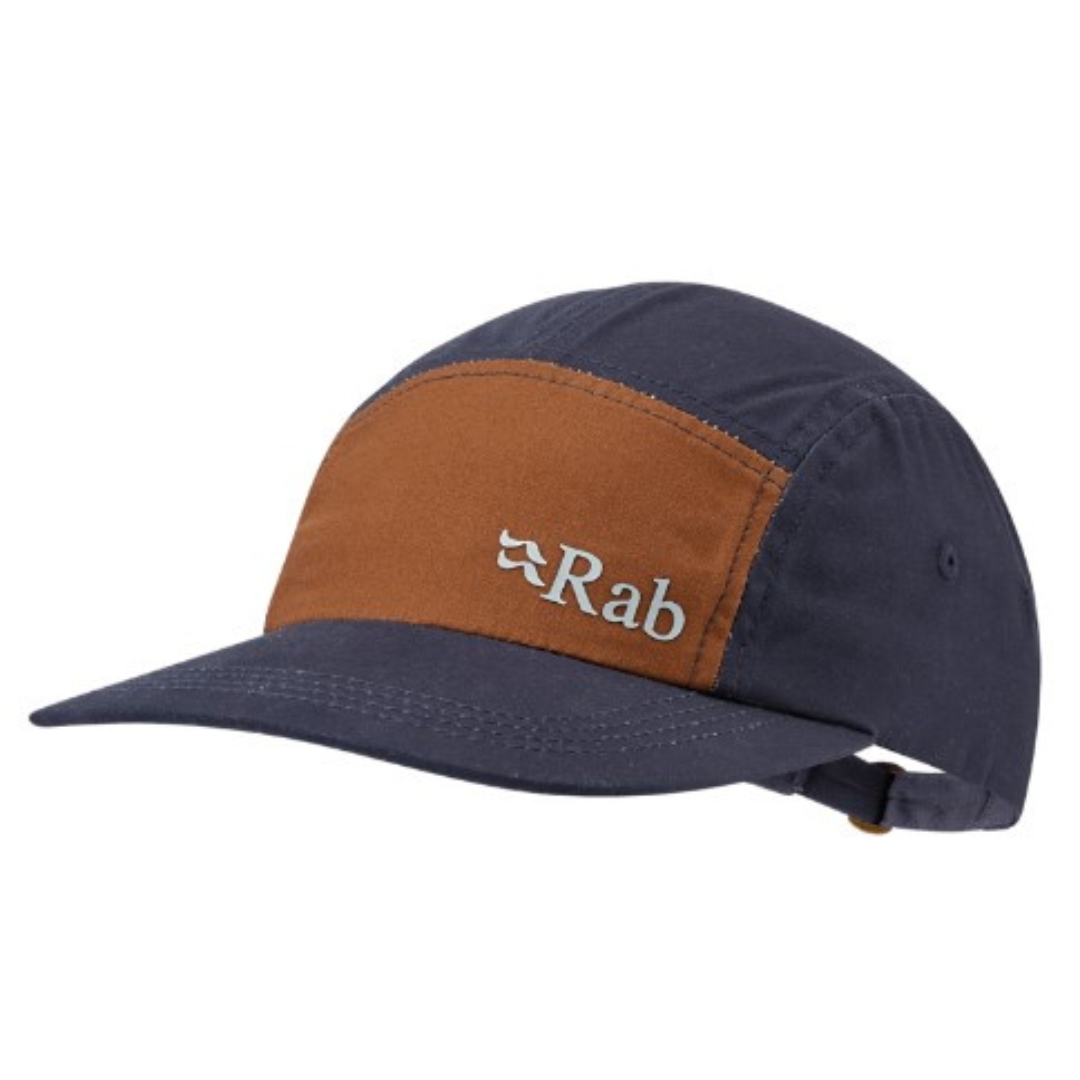 CASQUETTE RAB VENANT 5 PANNEAUX POUR ADULTE couleur ebony/footprint corps de la casquette bleu marin/noir avec panneau avant brun orange et le logo rab réfléchissant sur le panneau avant à gauche