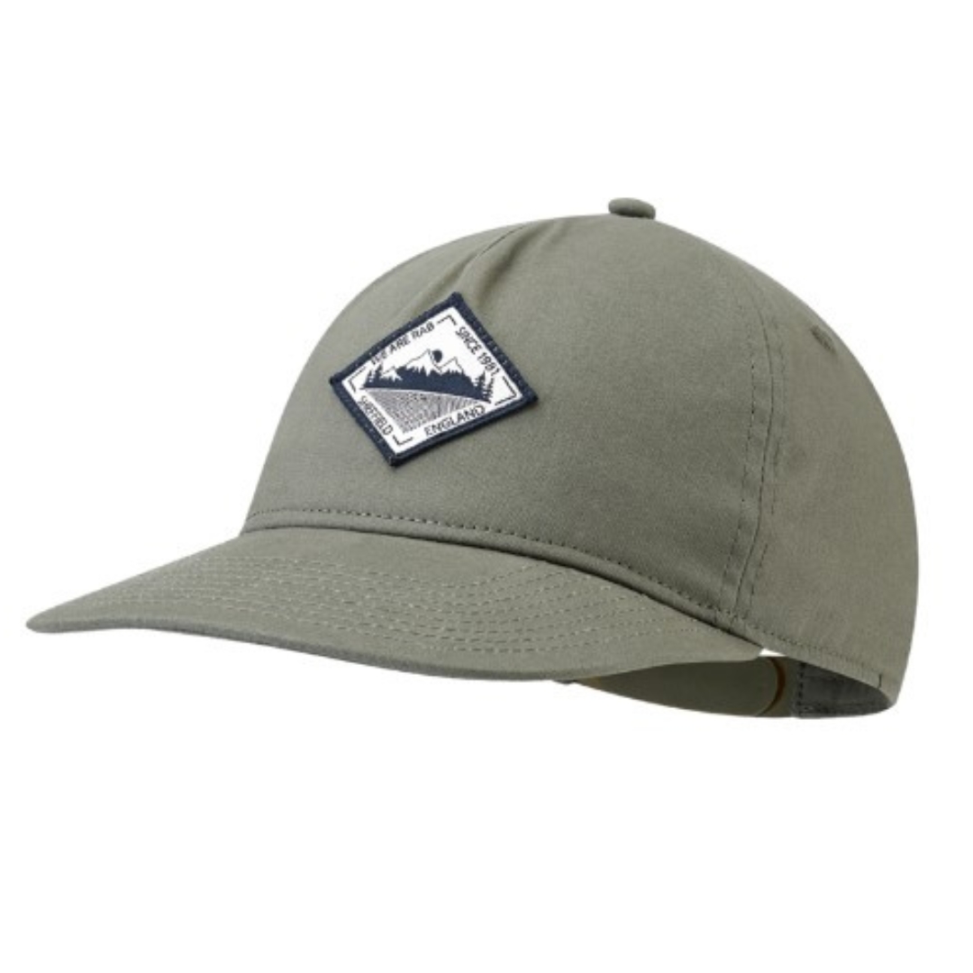 CASQUETTE RAB GRITSTONE POUR ADULTE couleur light khaki vue de face casquette entièrement verte khaki avec écusson cousu au devant central de RAB