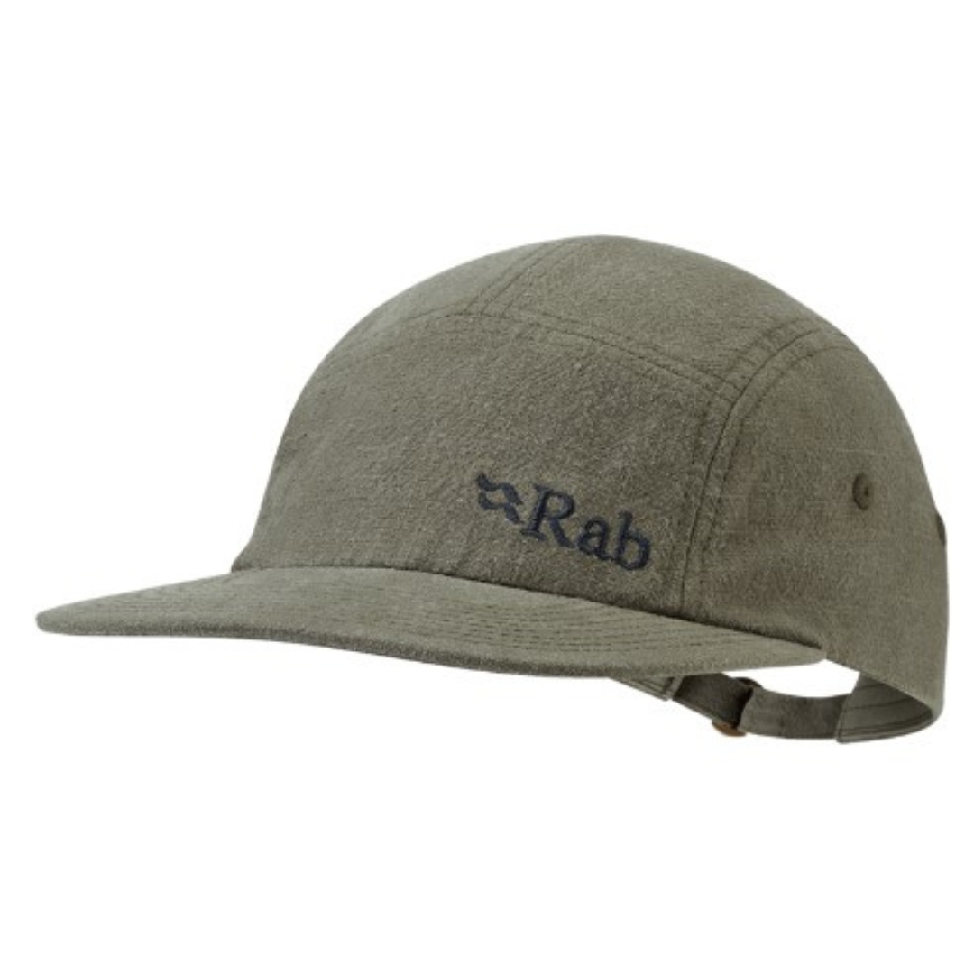 CASQUETTE RAB OBTUSE 5 PANNEAUX POUR ADULTE couleur army vue de face avec la casquette entièrement vert armé avec logo rab brodé à gauche au devant en gris foncé l'attache de l'ajustement arrière est visible