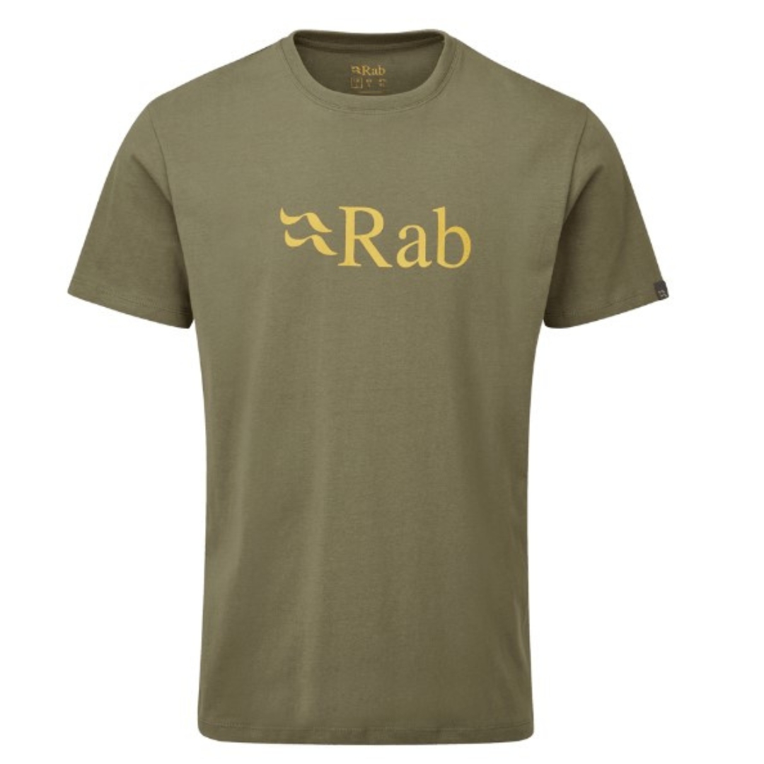 CHANDAIL À MANCHES COURTES RAB STANCE LOGO POUR HOMME couleur light khaki chandail seul vu de face logo rab en géant à la poitrine écrit en jaune sur le chandail entièrement vert armé