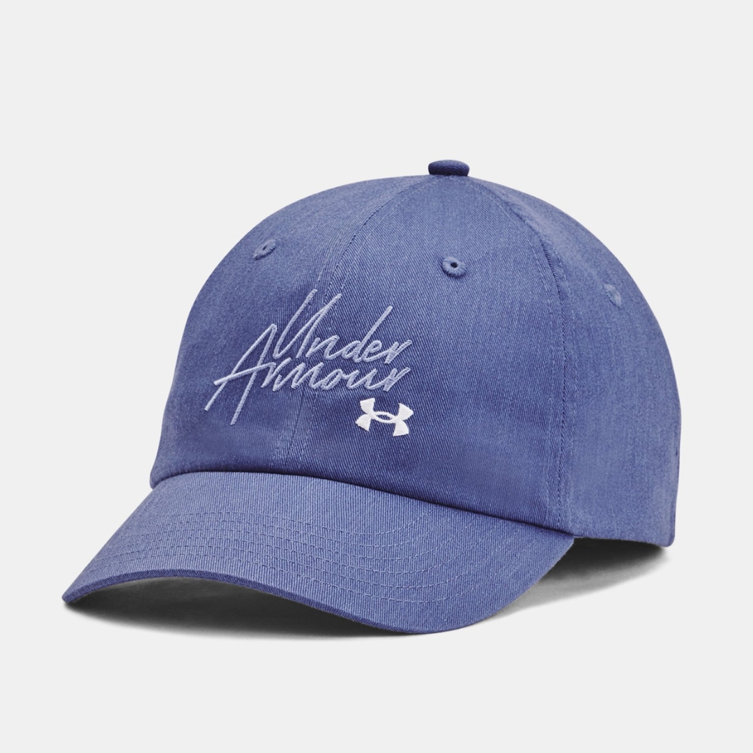 CASQUETTE UNDER ARMOUR UA FAVORITE POUR FEMME couleur 178-DEEP PERIWINKLE/WHITE vue de face avec nom et logo Under Armour bordé à plat sur les deux panneaux avants en blanc sur la casquette bleue violet