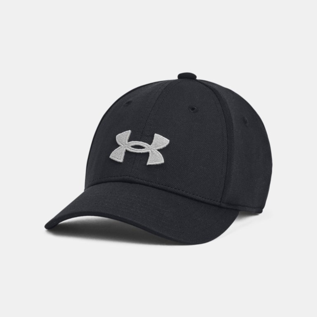CASQUETTE UNDER ARMOUR UA BLITZING POUR GARÇON couleur 002-BLACK/MOD GRAY vue de face corps de la casquette noire avec logo under armour brodé au devant central de la casquette visière pré-courbée visible