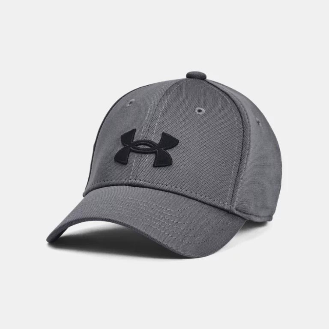 CASQUETTE UNDER ARMOUR UA BLITZING POUR GARÇON couleur 012-PITCH GRAY/BLACK vue de face corps de la casquette gris logo brodé under armour noir au devant visière pré-courbée visible