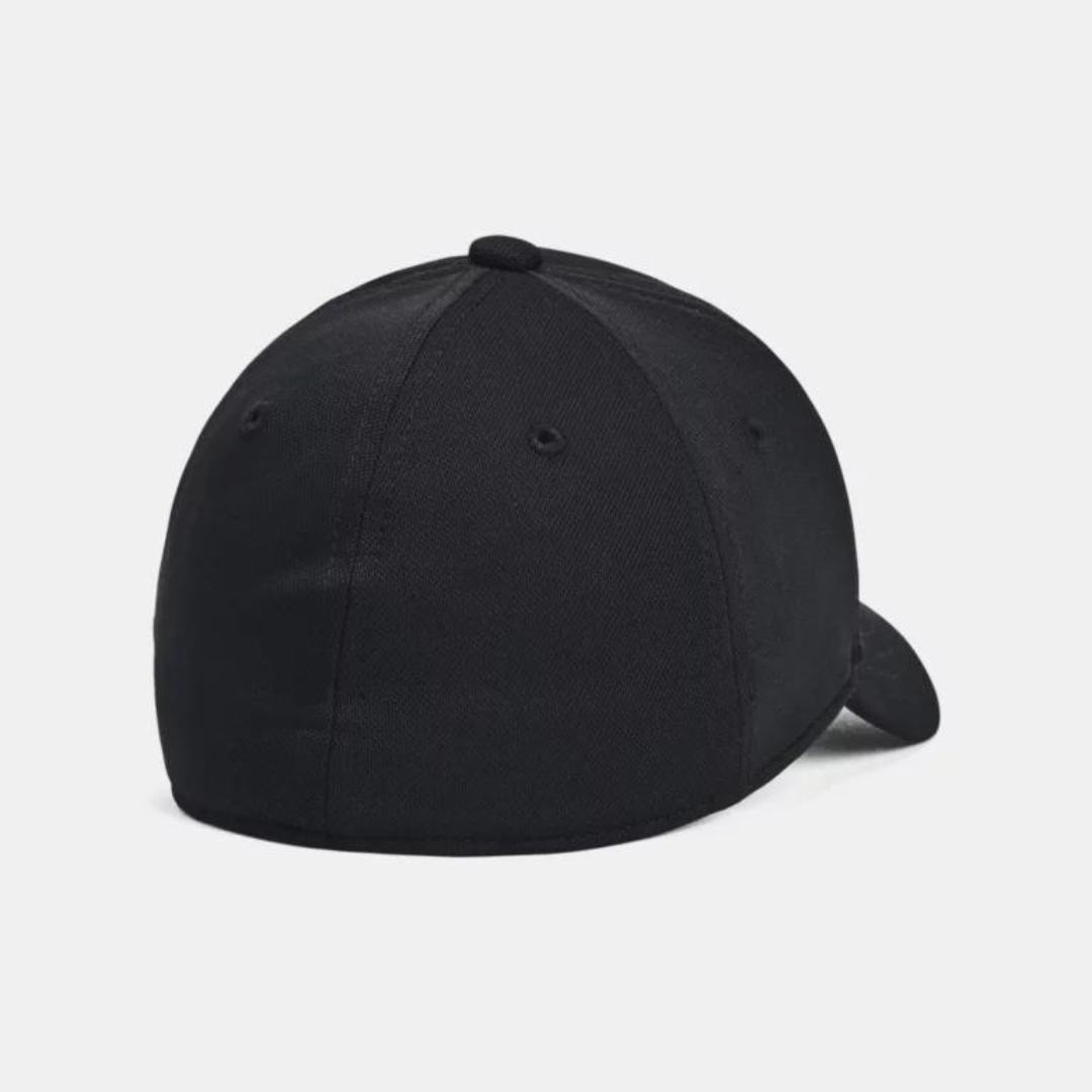 CASQUETTE UNDER ARMOUR UA BLITZING POUR GARÇON couleur 001-BLACK/WHITE vue de l'arrière casquette entièrement noire sans logo ni nom de marque