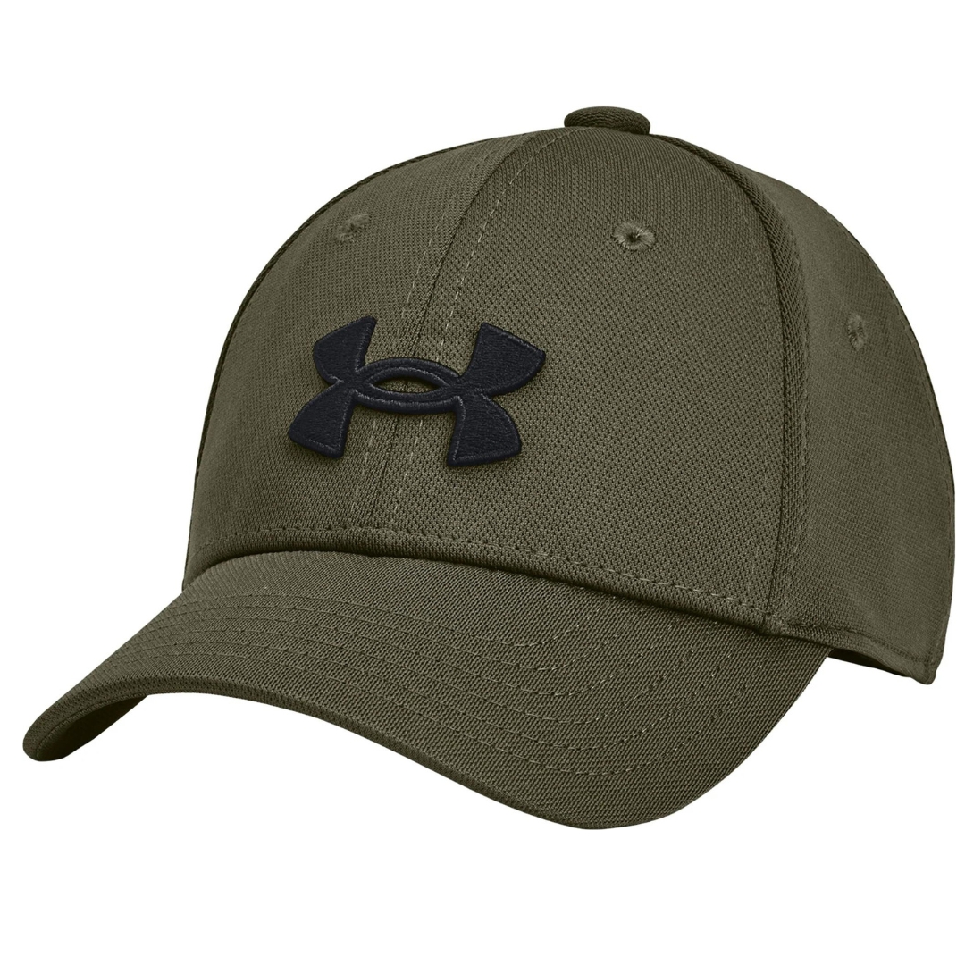 CASQUETTE UNDER ARMOUR UA BLITZING POUR GARÇON couleur 390-MARINE OD GREEN/BLACK vue de face corps de la casquette vert olive avec le logo under armour brodé au centre en noir visière pré-courbée visible