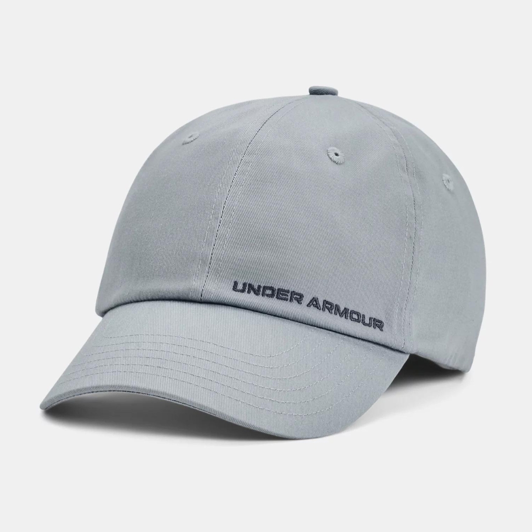 CASQUETTE UNDER ARMOUR UA FAVORITE POUR FEMME couleur 465-HARBOR BLUE/DOWNPOUR GRAY vue de face avec nom Under Armour bordé à plat sur le panneau gauche avant en noir sur la casquette bleue harbor
