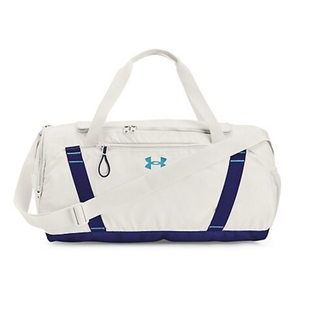 SAC DE SPORT UNDER ARMOUR UNDENIABLE SIGNATURE POUR FEMME couleur 006-GRAY MIST/SONAR BLUE/BLUE SURF vue de face sac blanc avec dessous et bandes élastiques au devant bleu marin logo under armour en haut au centre en bleu métallique