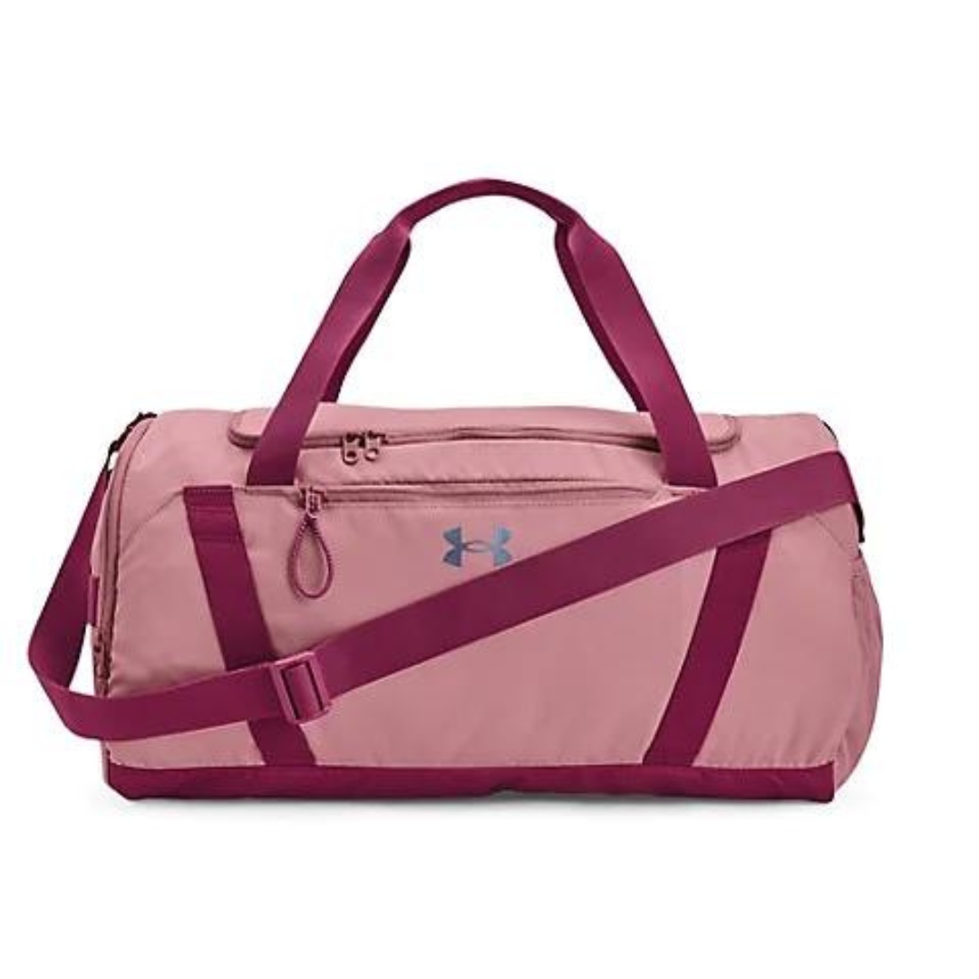 SAC DE SPORT UNDER ARMOUR UNDENIABLE SIGNATURE POUR FEMME couleur 697-PINK ELIXIR/CHARGED CHERRY/METALLIC vue de facer corps du sac rose pale sangle élastiques, bandoulière, poignée et fond du sac de couleur rose foncé ainis que le logo under armour au centre au haut du sac en bleu métallique