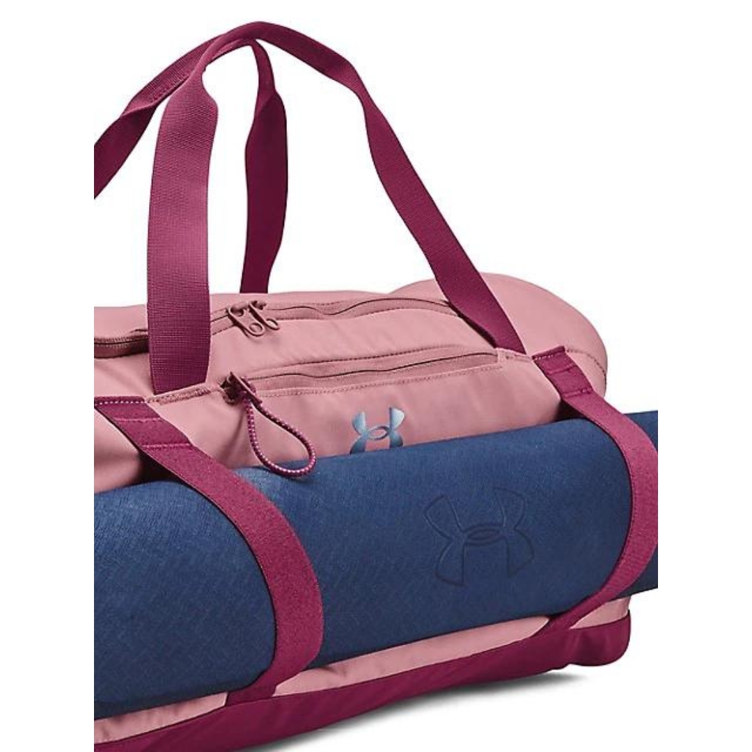 SAC DE SPORT UNDER ARMOUR UNDENIABLE SIGNATURE POUR FEMME couleur 697-PINK ELIXIR/CHARGED CHERRY/METALLIC vue de face un tapis de yoga roulé et rangé sur les sangles élastiques du sac