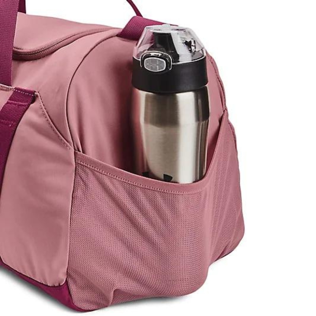 SAC DE SPORT UNDER ARMOUR UNDENIABLE SIGNATURE POUR FEMME couleur 697-PINK ELIXIR/CHARGED CHERRY/METALLIC vue de la poche en filet sur le côté gauche du sac avec une bouteille rangée dans la poche