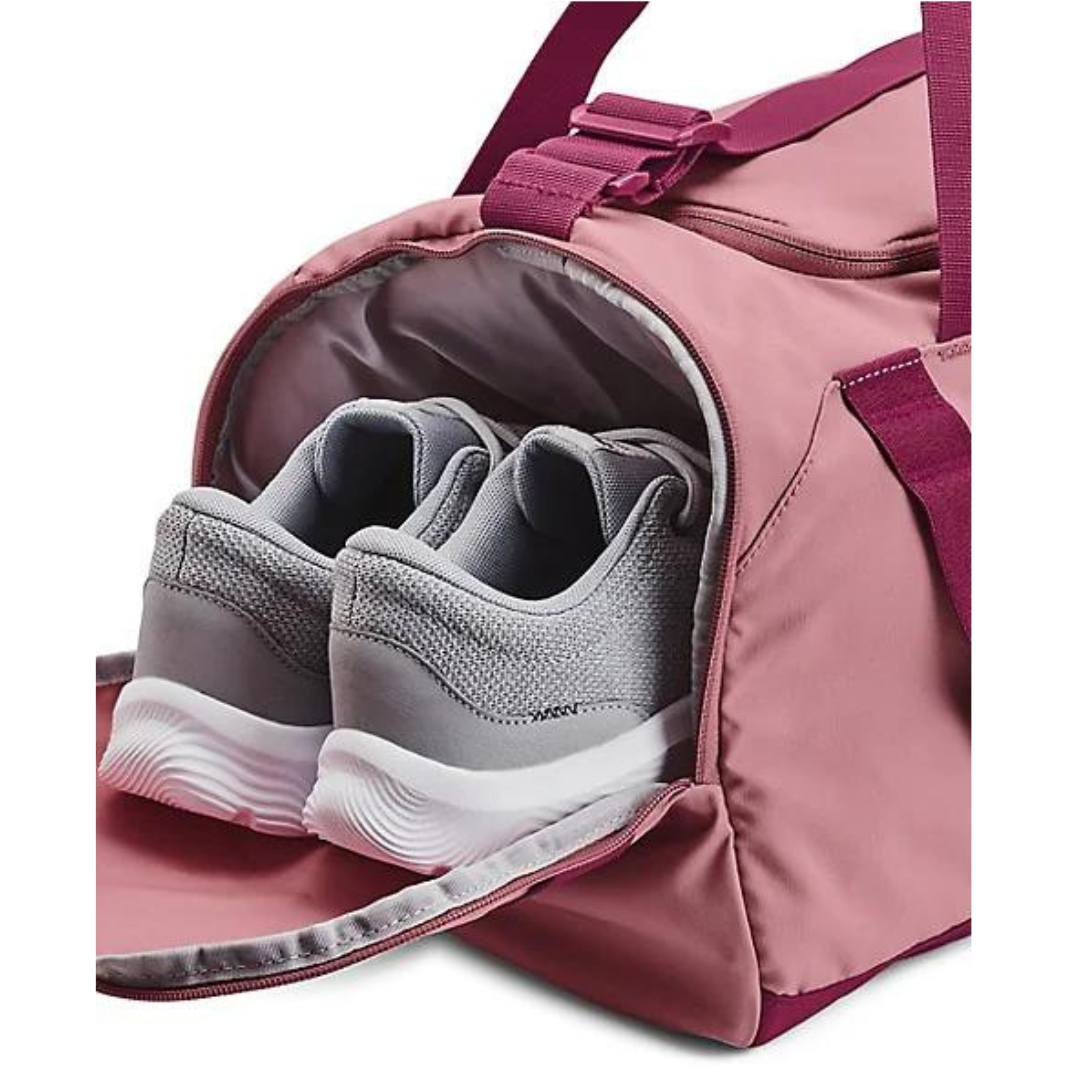 SAC DE SPORT UNDER ARMOUR UNDENIABLE SIGNATURE POUR FEMME couleur 697-PINK ELIXIR/CHARGED CHERRY/METALLIC vue de la poche aérée contenant des chaussures sur le coté droit du sac