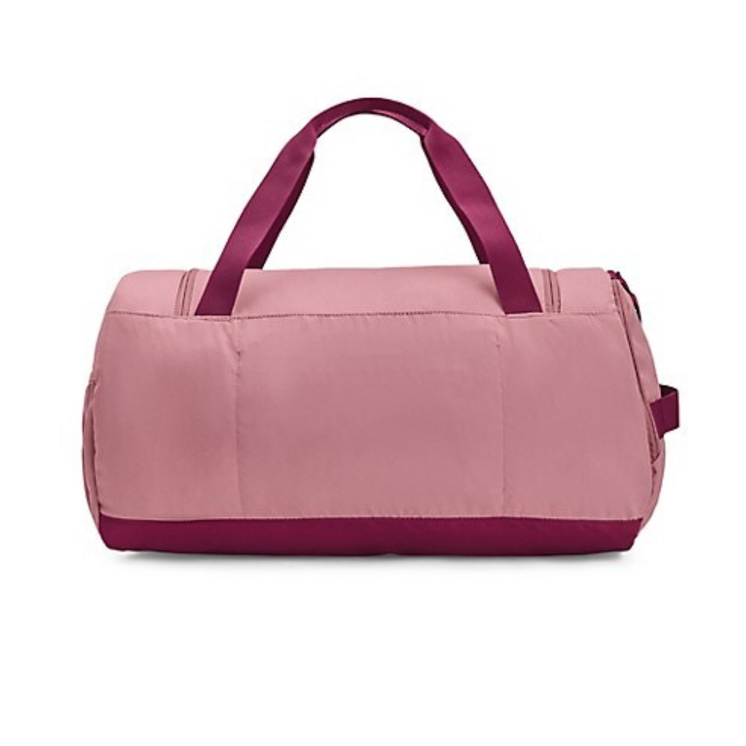 SAC DE SPORT UNDER ARMOUR UNDENIABLE SIGNATURE POUR FEMME couleur 697-PINK ELIXIR/CHARGED CHERRY/METALLIC vue de dos corps du sac rose pale, poignée de transport et fond du sac rose foncé