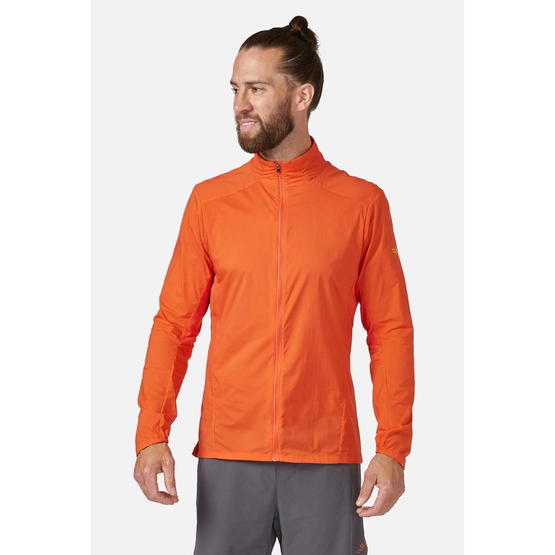 MANTEAU COUPE VENT RAB WINDVEIL POUR HOMME couleur firecracker vu de la tête à la taille manteau orange avec logo rab en jaune à la manche gauche fermeture éclaire pleine longueur à l'avant