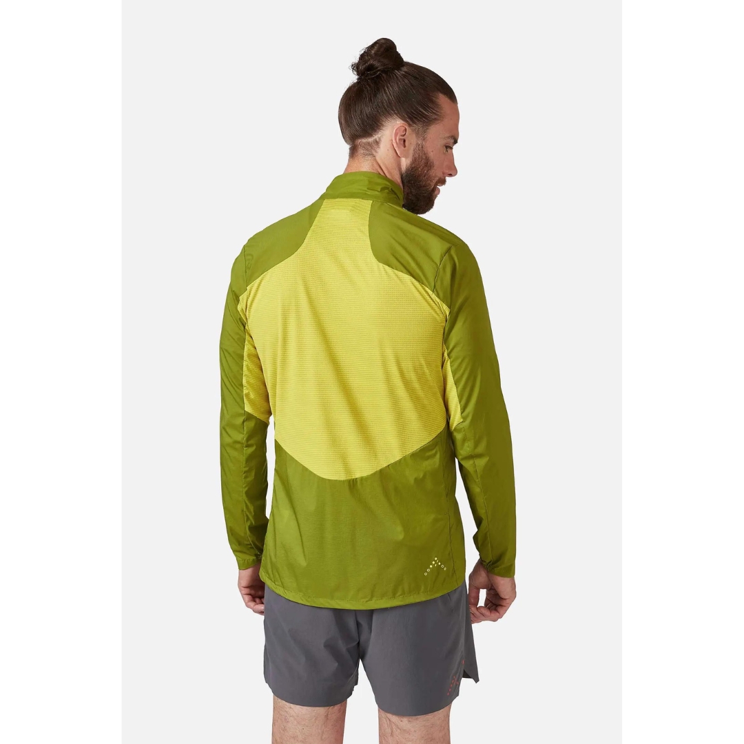 MANTEAU COUPE VENT RAB WINDVEIL POUR HOMME porté par un homme vu de dos on voit clairement les deux types de tissus de deux tons de vert différents placés stratégiquement
