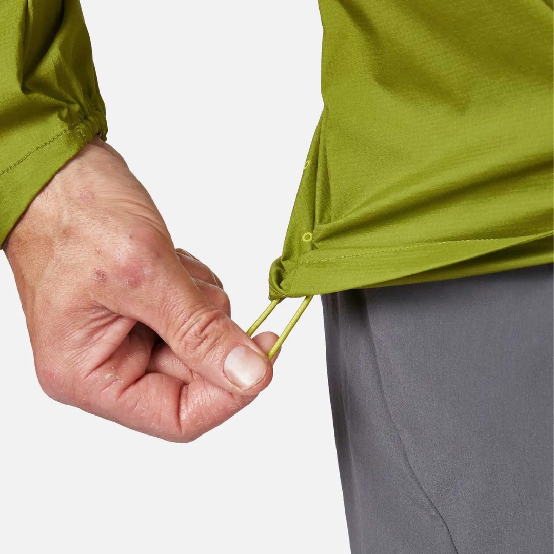 MANTEAU COUPE VENT RAB WINDVEIL POUR HOMME gros plan sur le cordon de serrage à l'ourlet avec facilement ajustable tel que le montre l'homme