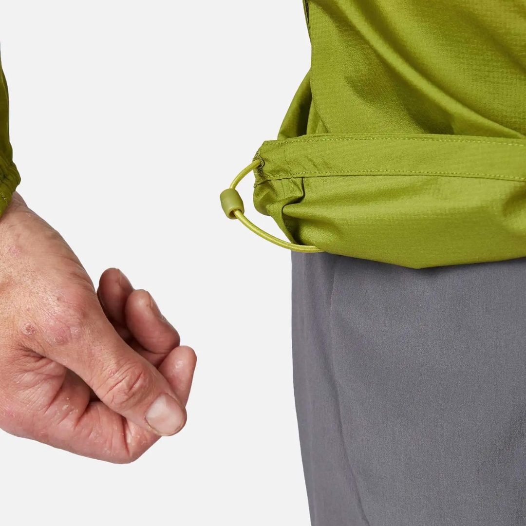 MANTEAU COUPE VENT RAB WINDVEIL POUR HOMME gros plan sur le cordon de serrage à l'ourlet avec facilement ajustable