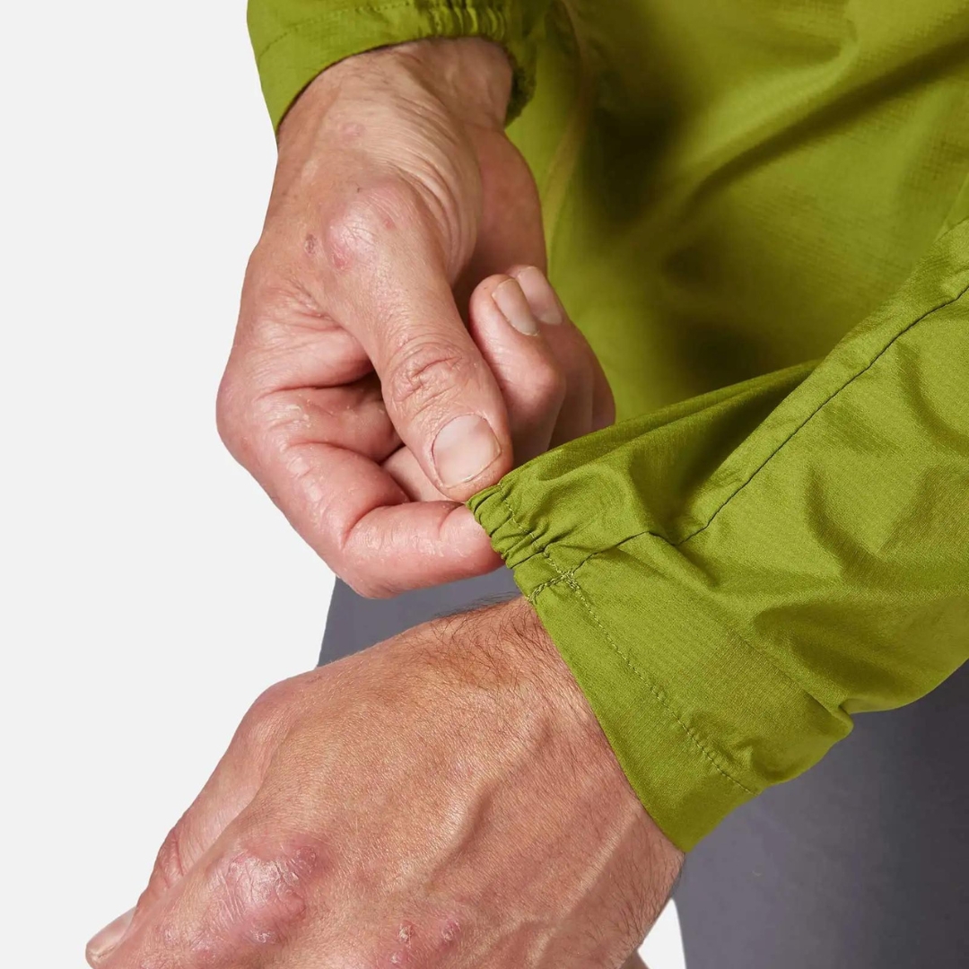 MANTEAU COUPE VENT RAB WINDVEIL POUR HOMME porté par un homme qui montre l'élasticité du tour de poignet