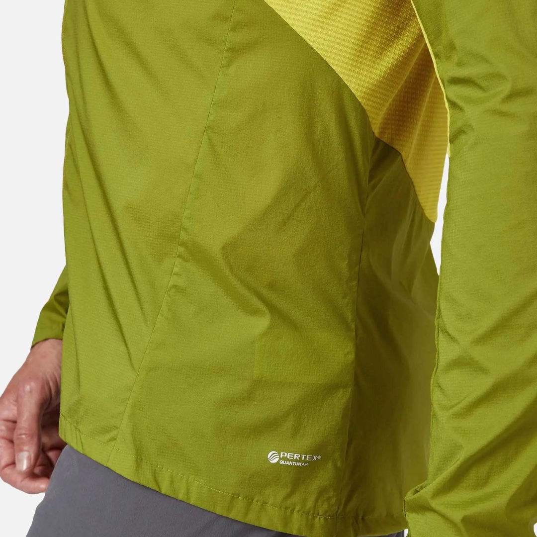 MANTEAU COUPE VENT RAB WINDVEIL POUR HOMME porté par un homme vu de profil gauche des épaules à la taille le manteau porte l'inscription pertex quantum on voit les deux types de tissus du manteau