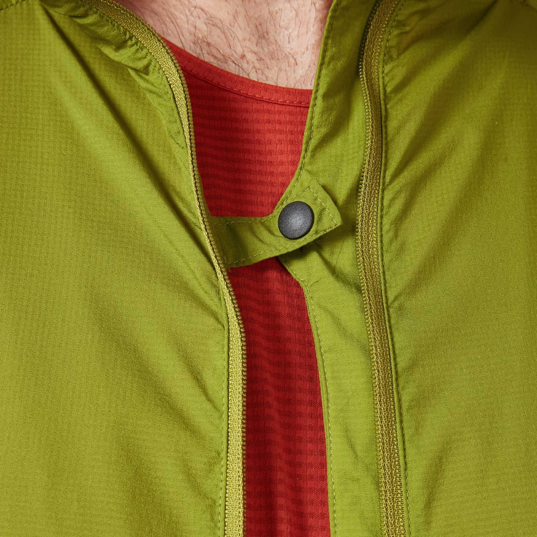 MANTEAU COUPE VENT RAB WINDVEIL POUR HOMME gros plan sur l'attache permettant de porter le manteau ouvert sans qu'il se déploie complètement