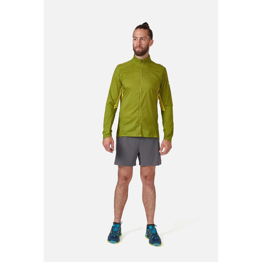 MANTEAU COUPE VENT RAB WINDVEIL POUR HOMME couleur vert parté par un homme vu de face de la tête aux pieds le manteau retombe aux hanches