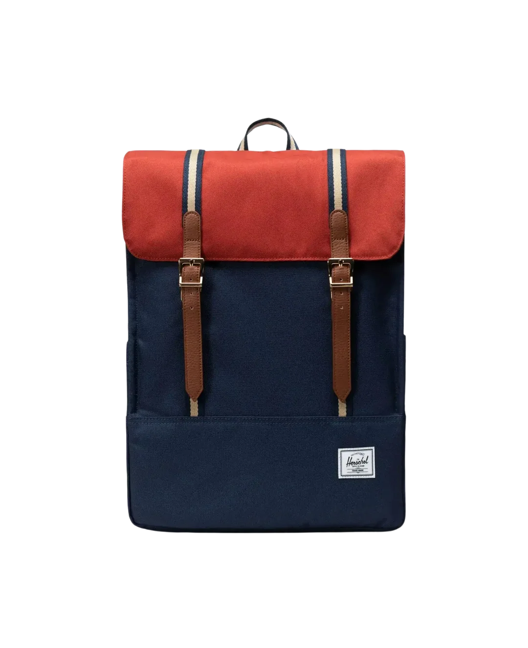 Le sac à dos SURVEY BLACK IRIS/RED OCHRE se caractérise par un corps bleu marine, un rabat supérieur rouge, des sangles à boucles en cuir marron et un petit écusson blanc portant le logo, situé dans le coin inférieur droit, qui se détache sur un fond blanc uni.