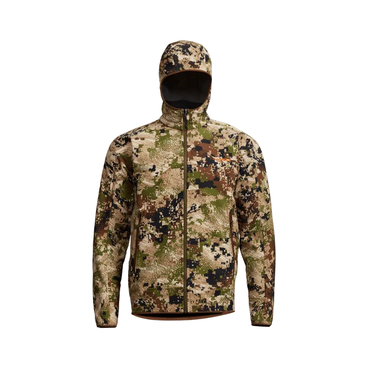 La VESTE À CAPUCHON SITKA ALPHA POUR HOMME est une veste à capuche avec fermeture à glissière sur tout le devant, présentant un motif de camouflage numérique en vert, marron, tan et noir sur un fond blanc uni.