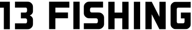 Un personnage en costume de super-héros vole vers le haut, un bras tendu. La cape flotte derrière lui, et des lignes stylisées indiquent la vitesse ou le mouvement.