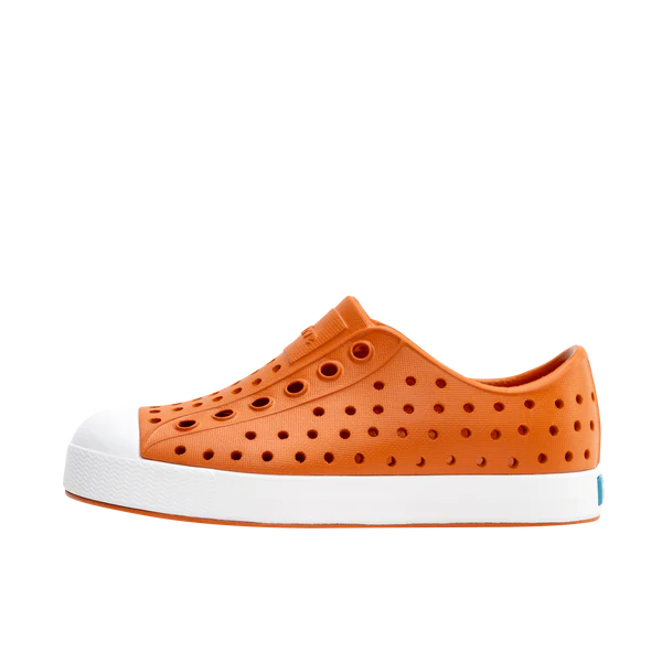 La SANDALE NATIVE JEFFERSON POUR JUNIOR est une chaussure à enfiler orange inspirée de la Sandale Native emblématique, avec de multiples perforations, un embout en caoutchouc blanc et une semelle blanche nette.