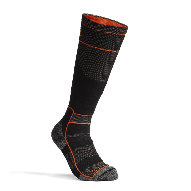 Chaussette simple noire et grise à hauteur du genou avec des accents orange et des sections renforcées sur la pointe, le talon et le tibia, conçue pour un usage athlétique ou en extérieur.