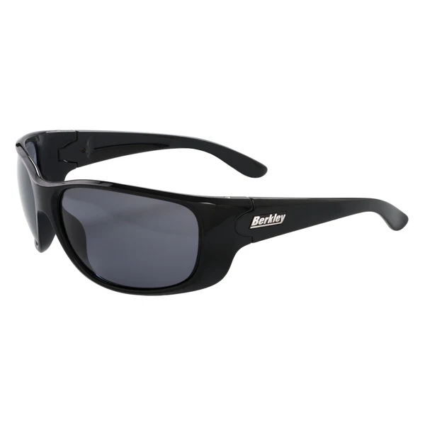 Lunettes de soleil noires enveloppantes avec des verres foncés et un logo "Berkley" sur les branches, sur fond blanc.