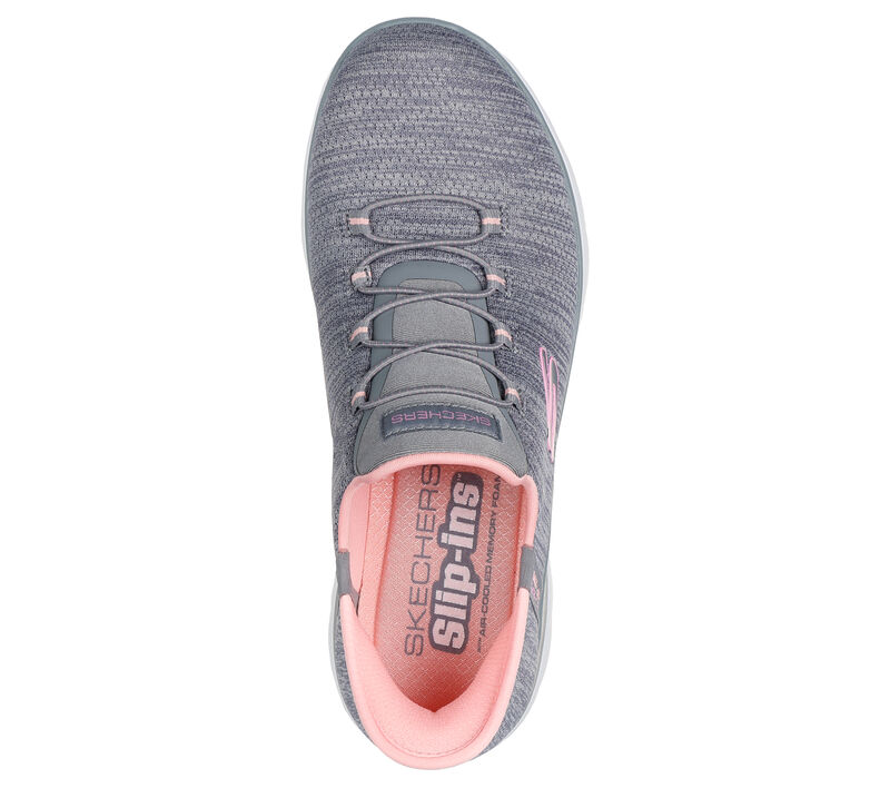 Vue de dessus d'une chaussure Skechers grise avec des touches de rose, avec un design sans lacets et une doublure intérieure rose. La chaussure est en tissu texturé et l'inscription « Skechers Slip-ins » est visible sur la semelle intérieure.