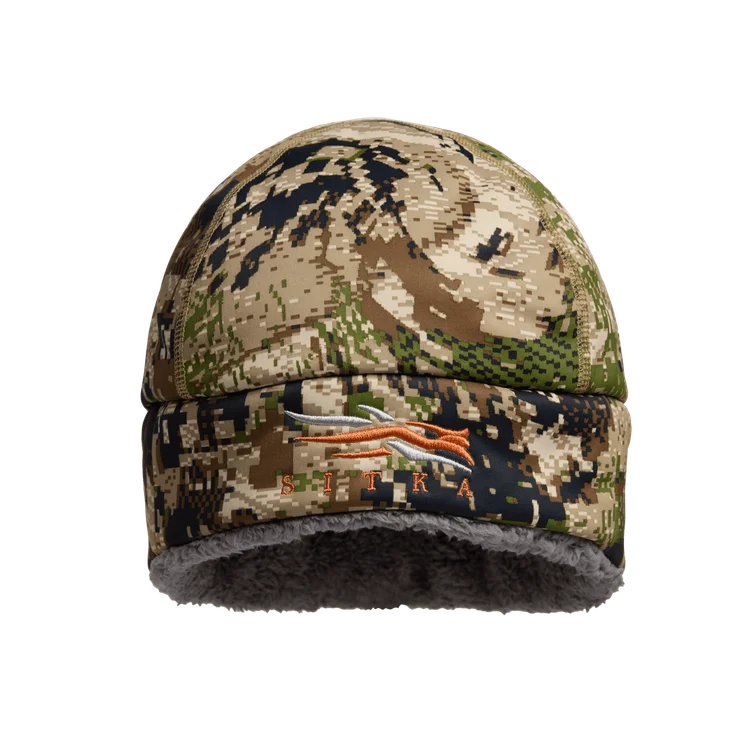 Bonnet camouflage avec motif camouflage numérique, logo SITKA brodé, doublé de molleton gris doux sur le bord intérieur.