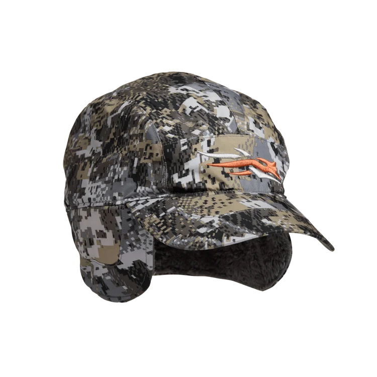 Une casquette à motif camouflage avec des rabats d'oreilles et un logo orange sur le devant, isolée sur un fond blanc.