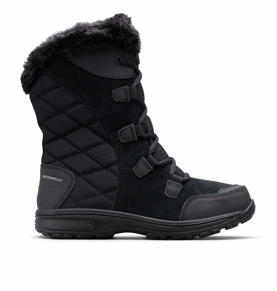La ICE MAIDEN II WIDE est une botte d'hiver noire dotée d'une doublure en fausse fourrure sur le dessus, d'un motif latéral matelassé, d'un lacet sur le devant, d'une étiquette imperméable près du talon et d'une semelle en caoutchouc robuste.
