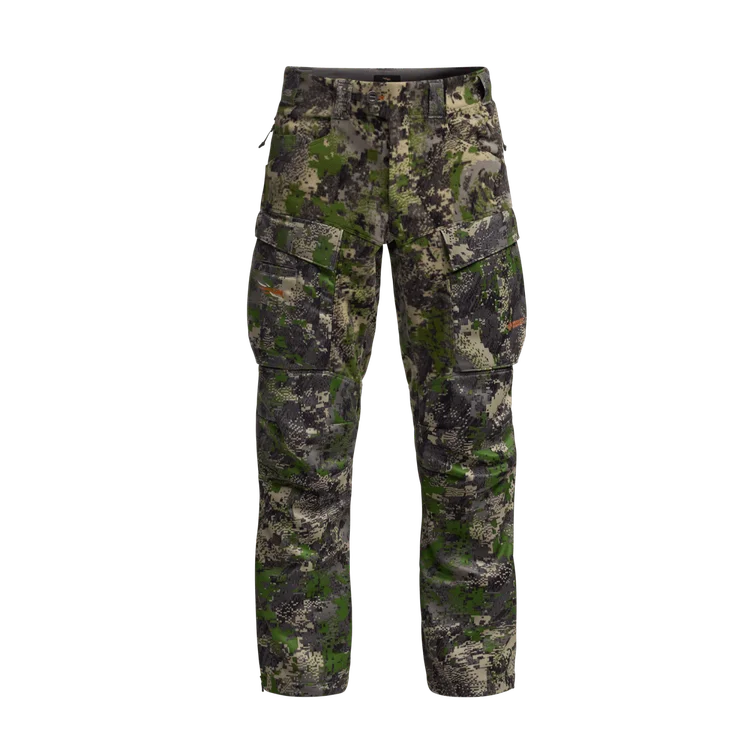 Pantalon cargo camouflage à poches multiples, présentant un mélange de motifs verts, bruns et noirs, conçu pour un usage extérieur ou tactique.
