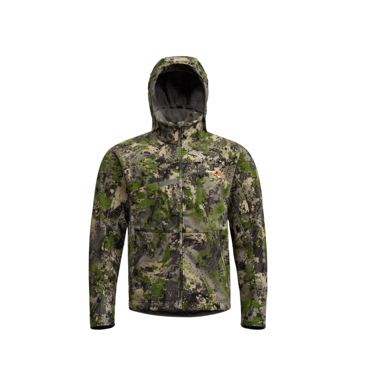 Une veste à capuche à motif de camouflage dans les tons verts, bruns et gris, avec fermeture à glissière sur le devant et manches longues, présentée sur un fond blanc uni.