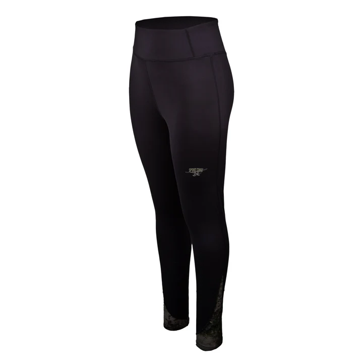 Une paire de leggings athlétiques noirs à taille haute avec un petit logo sur la cuisse gauche et de subtils détails brillants sur la partie inférieure des jambes. Les jambières sont présentées sur un fond blanc.