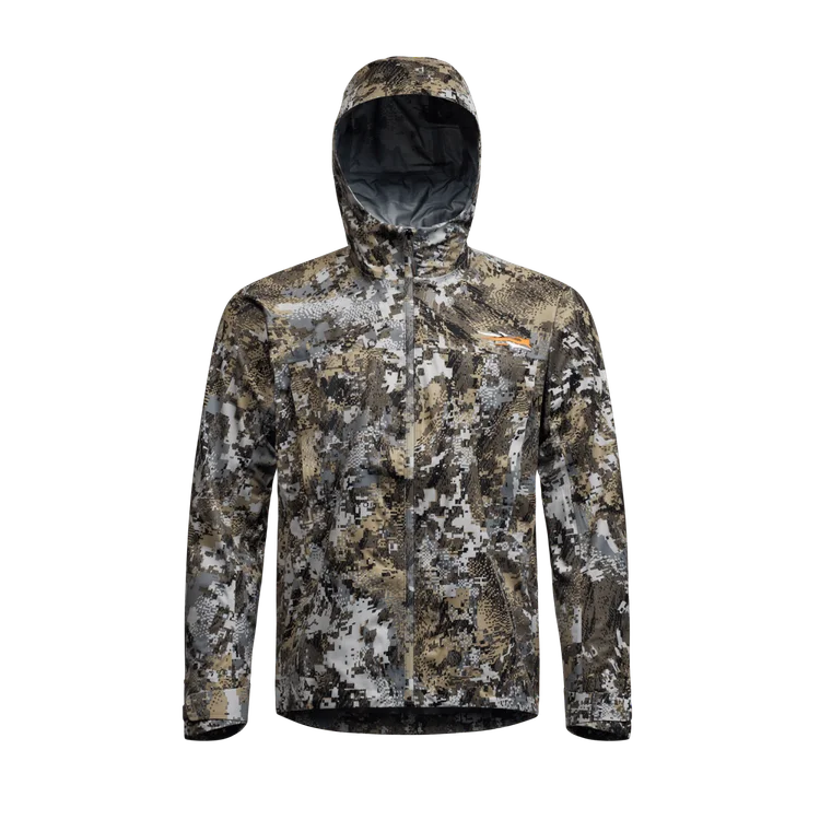 La veste DOWNPOUR JACKET est une veste de camouflage à capuche et à manches longues avec un motif forestier numérique, une fermeture à glissière sur le devant et un logo sur la poitrine, conçue pour une utilisation en extérieur ou à la chasse.