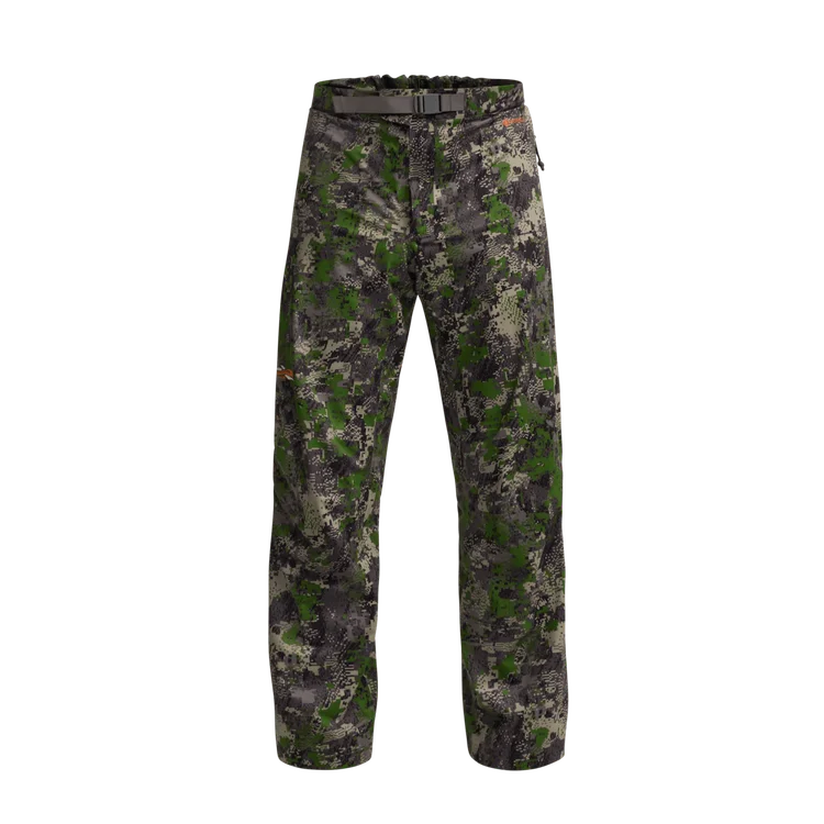Le pantalon DOWNPOUR PANT est une paire de pantalons à motifs de camouflage dans les tons vert, noir et gris avec une ceinture noire, représentée sur un fond blanc uni.