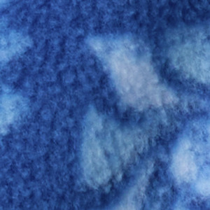 Gros plan d'une surface bleue texturée avec des motifs bleus et blancs plus clairs. L'image semble abstraite, avec une apparence douce et floue ressemblant à un tissu ou à une peinture.